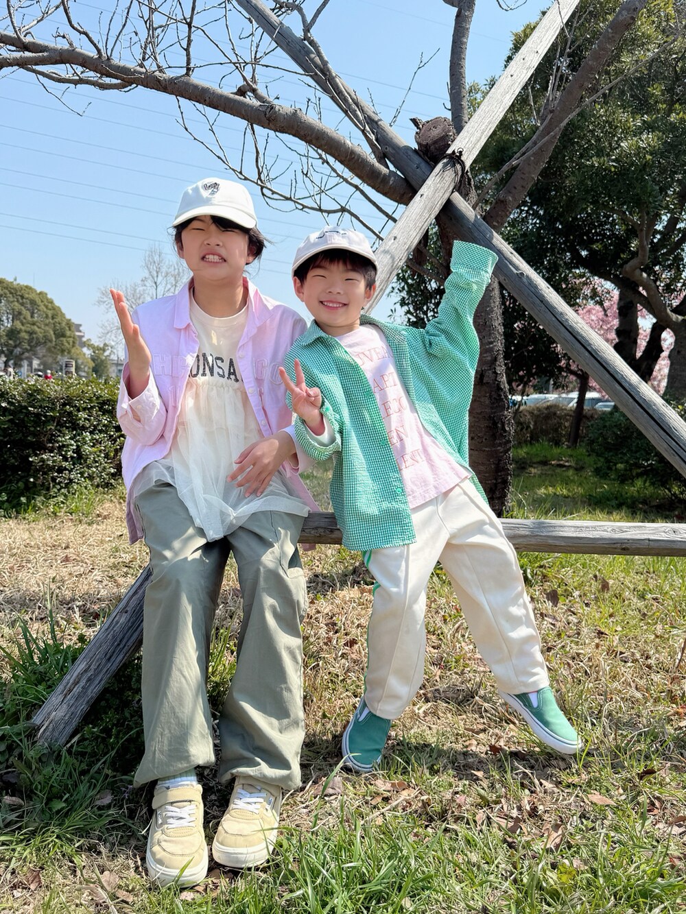 ホワイト系のTシャツ/カットソー、ピンク系のシャツ/ブラウス、グリーン系のカーゴパンツを着用したキッズの春コーディネートの2枚目の写真