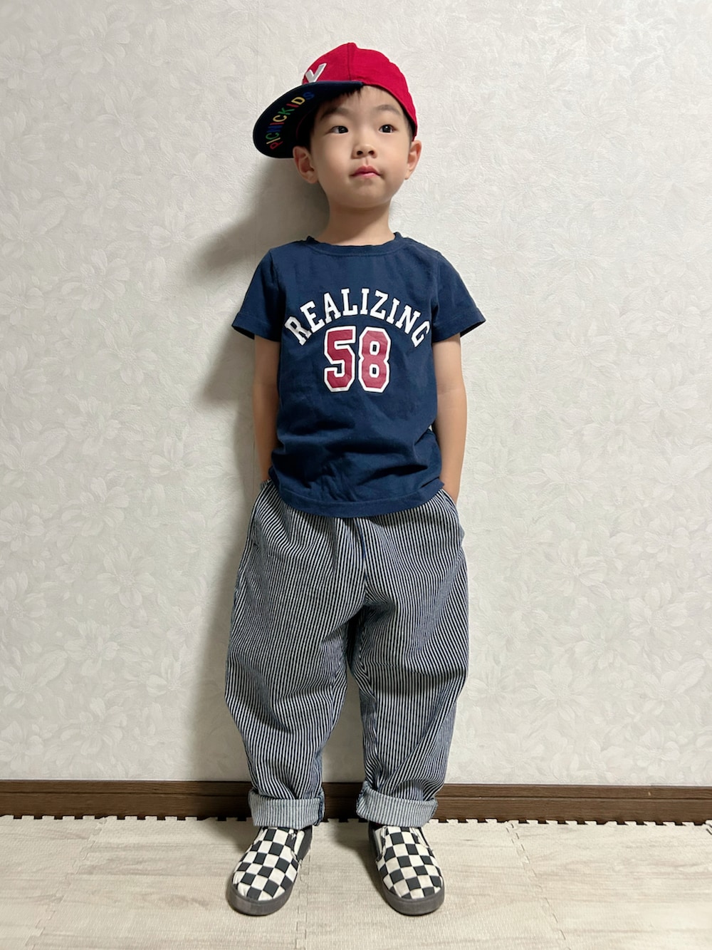 ブルー系のTシャツ/カットソー、ホワイト系のデニムジャケット、ブルー系のデニムパンツを着用したキッズの秋コーディネートの2枚目の写真