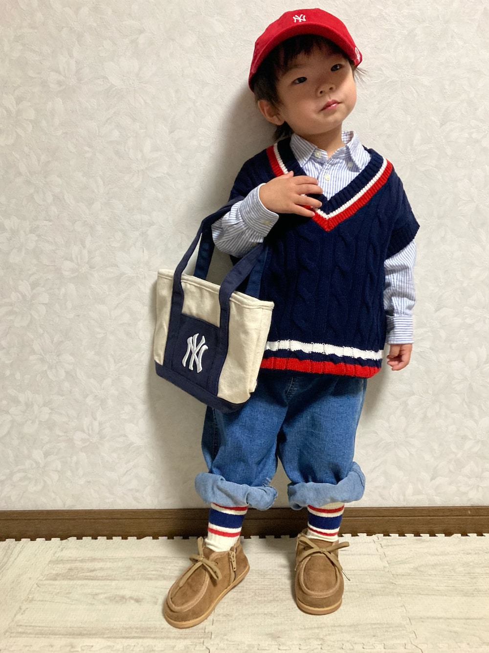 ブルー系のベスト、ブルー系のシャツ/ブラウス、ブルー系のデニムパンツを着用したキッズの秋コーディネートの2枚目の写真