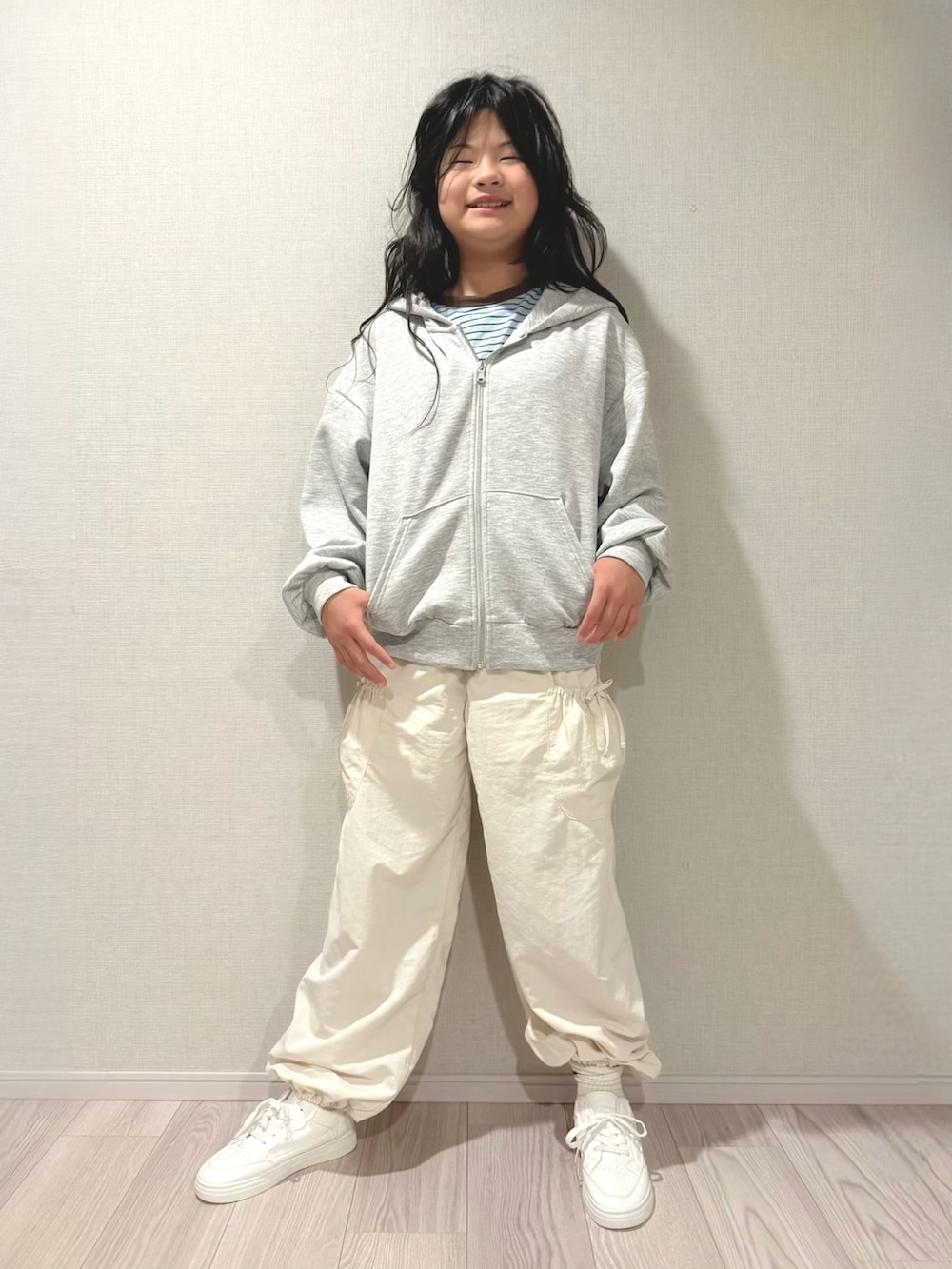 ブルー系のTシャツ/カットソー、グレー系のパーカー、ブルー系のデニムジャケットを着用したキッズの冬コーディネートの3枚目の写真