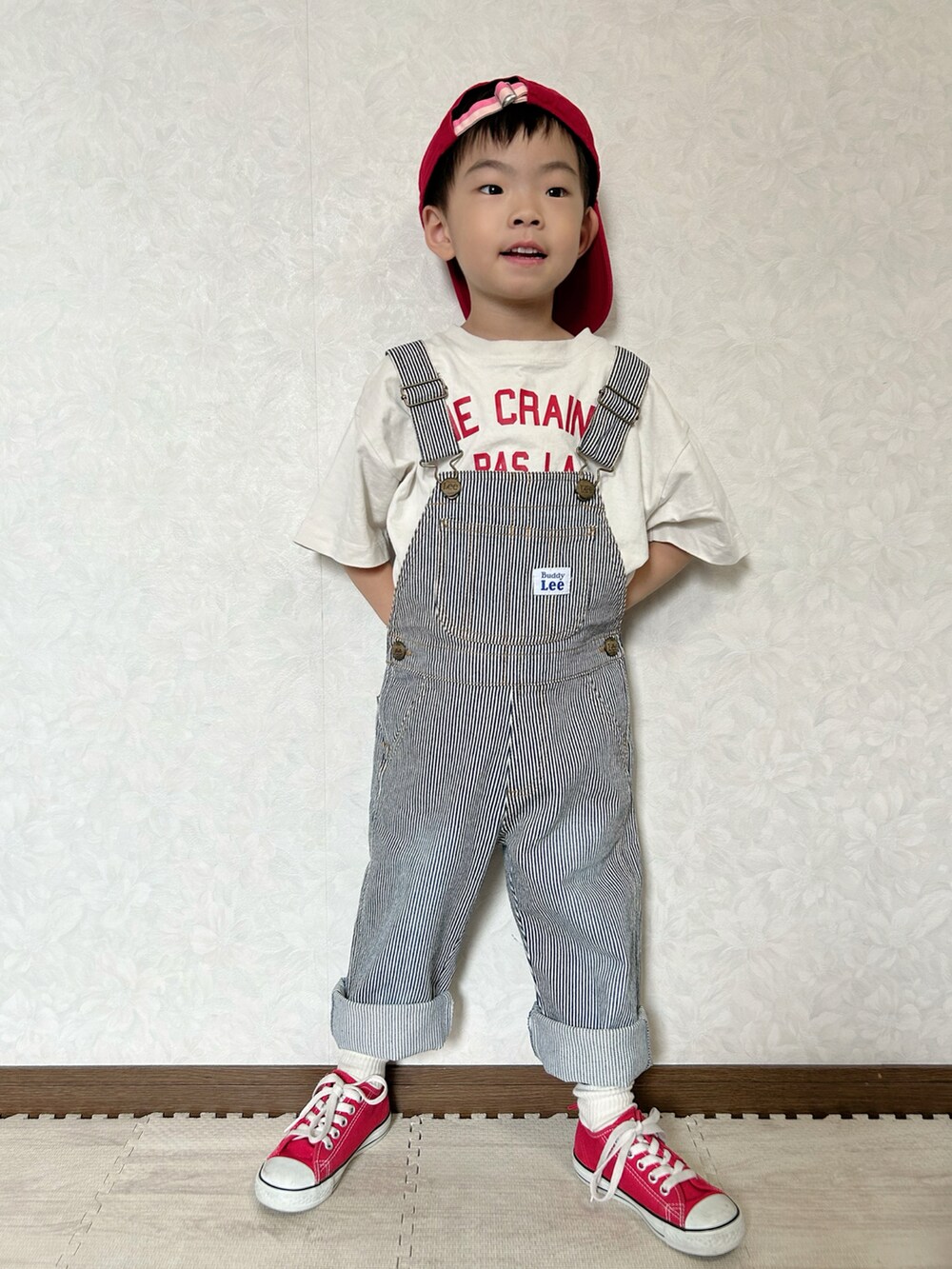 ホワイト系のTシャツ/カットソー、その他のサロペット/オーバーオール、レッド系のスニーカーを着用したキッズの夏コーディネートの3枚目の写真