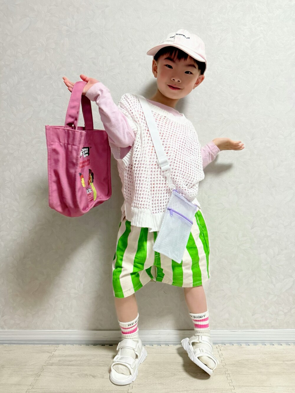 ピンク系のTシャツ/カットソー、ホワイト系のニット/セーター、グリーン系のその他パンツを着用したキッズの春コーディネートの2枚目の写真