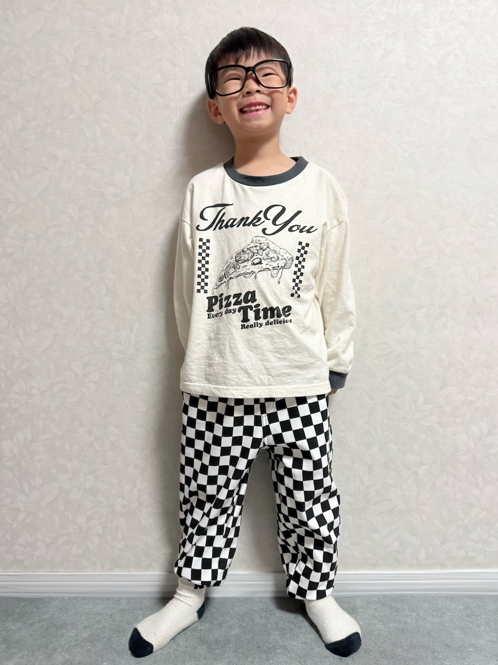 ホワイト系のTシャツ/カットソー、ブラック系のその他パンツ、ブラック系のスニーカーを着用したキッズの秋コーディネートの2枚目の写真