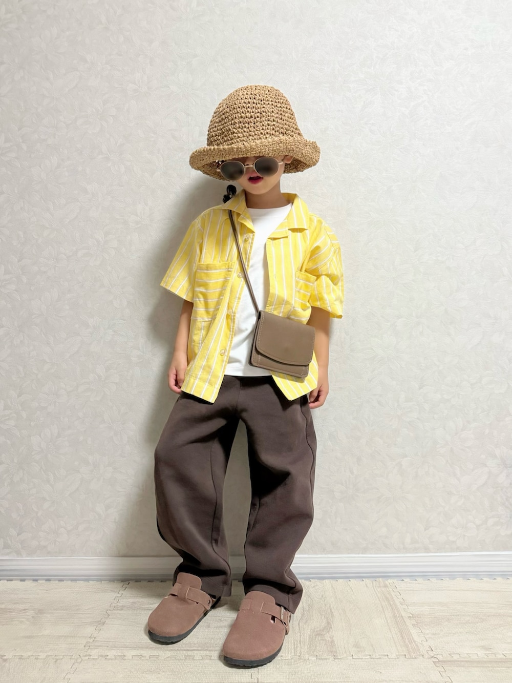 イエロー系のシャツ/ブラウス、ホワイト系のTシャツ/カットソー、ブラウン系のスウェットパンツを着用したキッズの夏コーディネートの2枚目の写真