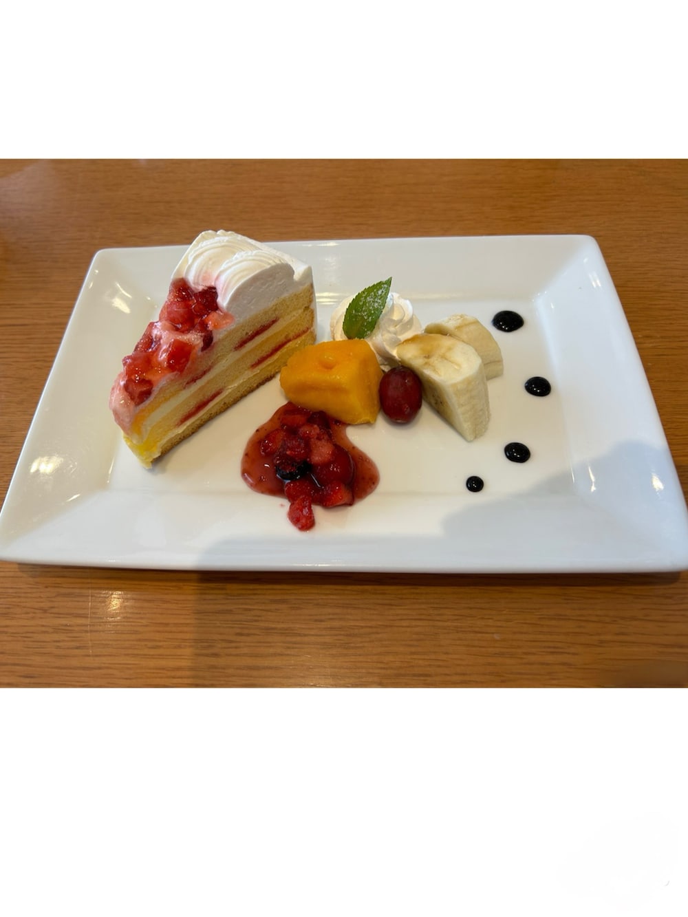 ホワイト系のTシャツ/カットソー、ホワイト系のTシャツ/カットソー、ブラック系のベストを着用したキッズの夏コーディネートの4枚目の写真