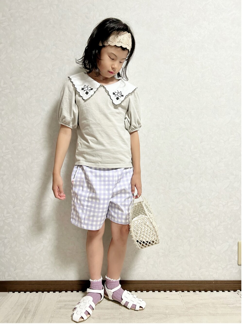 ベージュ系のシャツ/ブラウス、パープル系のパンツ、ベージュ系のトートバッグを着用したキッズの夏コーディネートの4枚目の写真