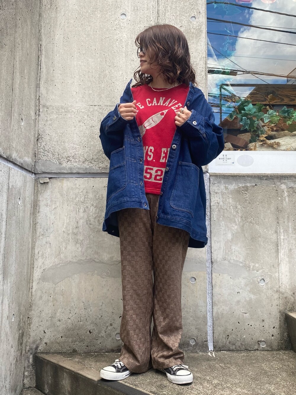 ブラウン系のその他パンツ、レッド系のスウェット、ブルー系のデニムジャケットを着用したレディースの秋コーディネートの2枚目の写真