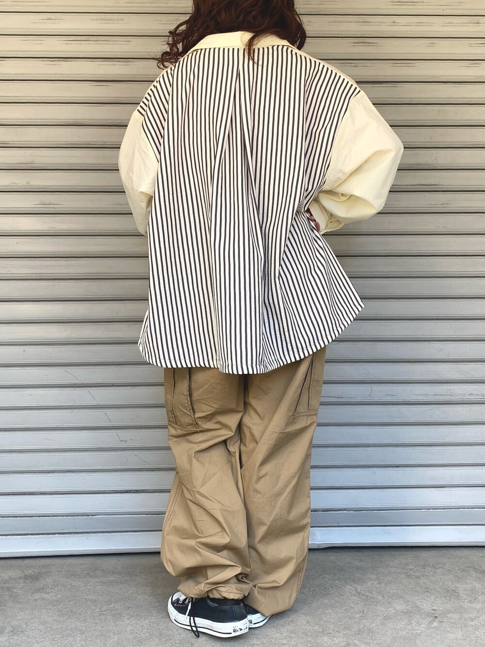ピンク系のTシャツ/カットソー、ブルー系のシャツ/ブラウス、ベージュ系のその他パンツを着用したレディースの春コーディネートの2枚目の写真