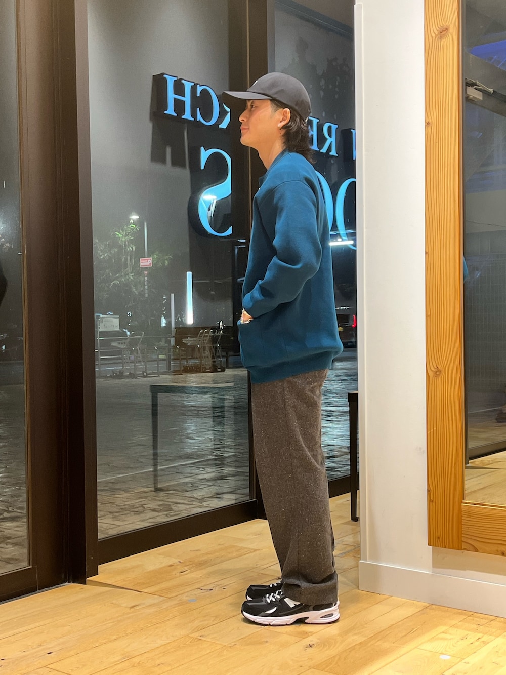 ブルー系のカーディガン/ボレロ、グレー系のその他パンツ、ブラック系のダウンジャケット/コートを着用したメンズの秋コーディネートの4枚目の写真