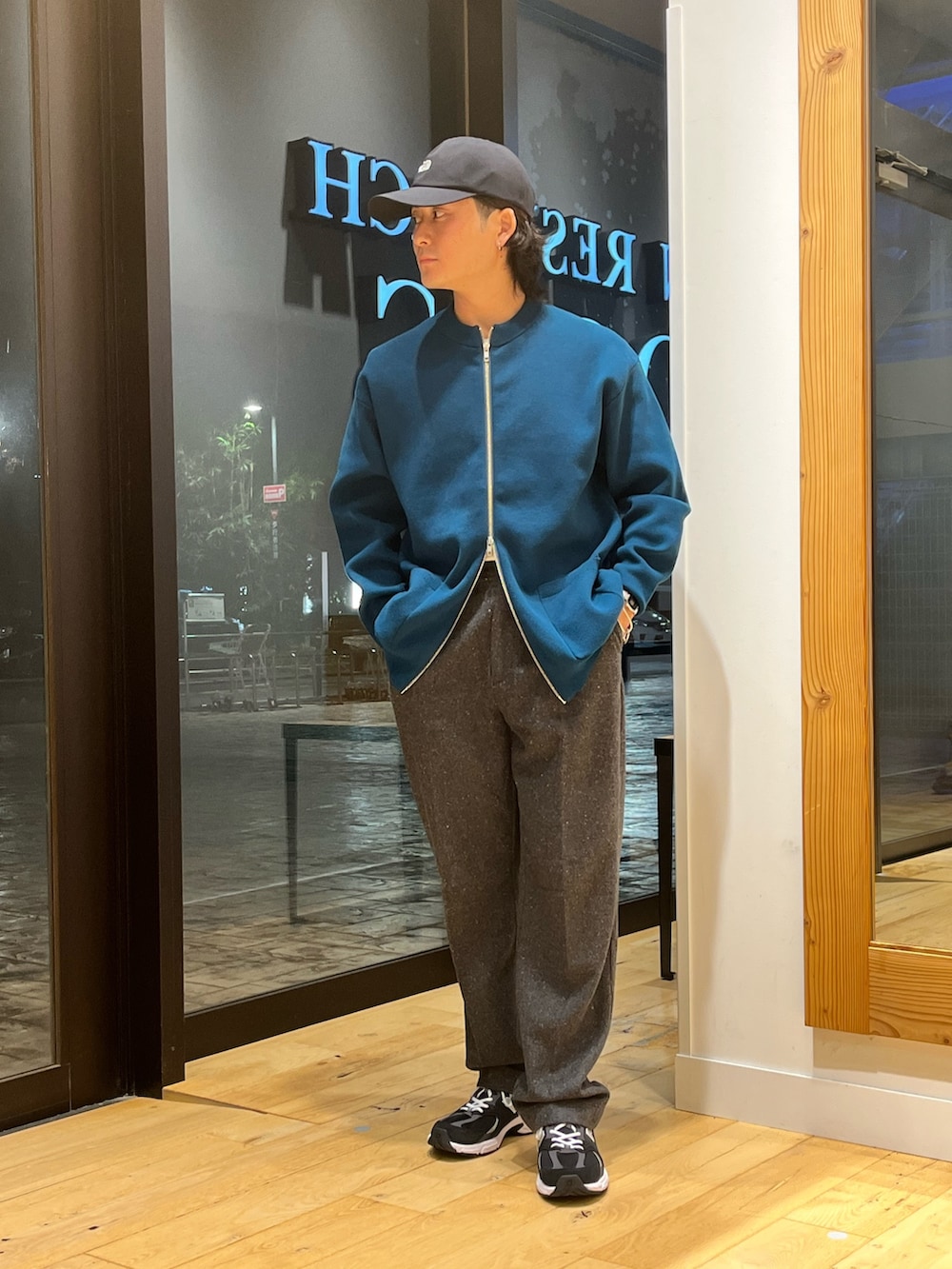 ブルー系のカーディガン/ボレロ、グレー系のその他パンツ、ブラック系のダウンジャケット/コートを着用したメンズの秋コーディネートの3枚目の写真