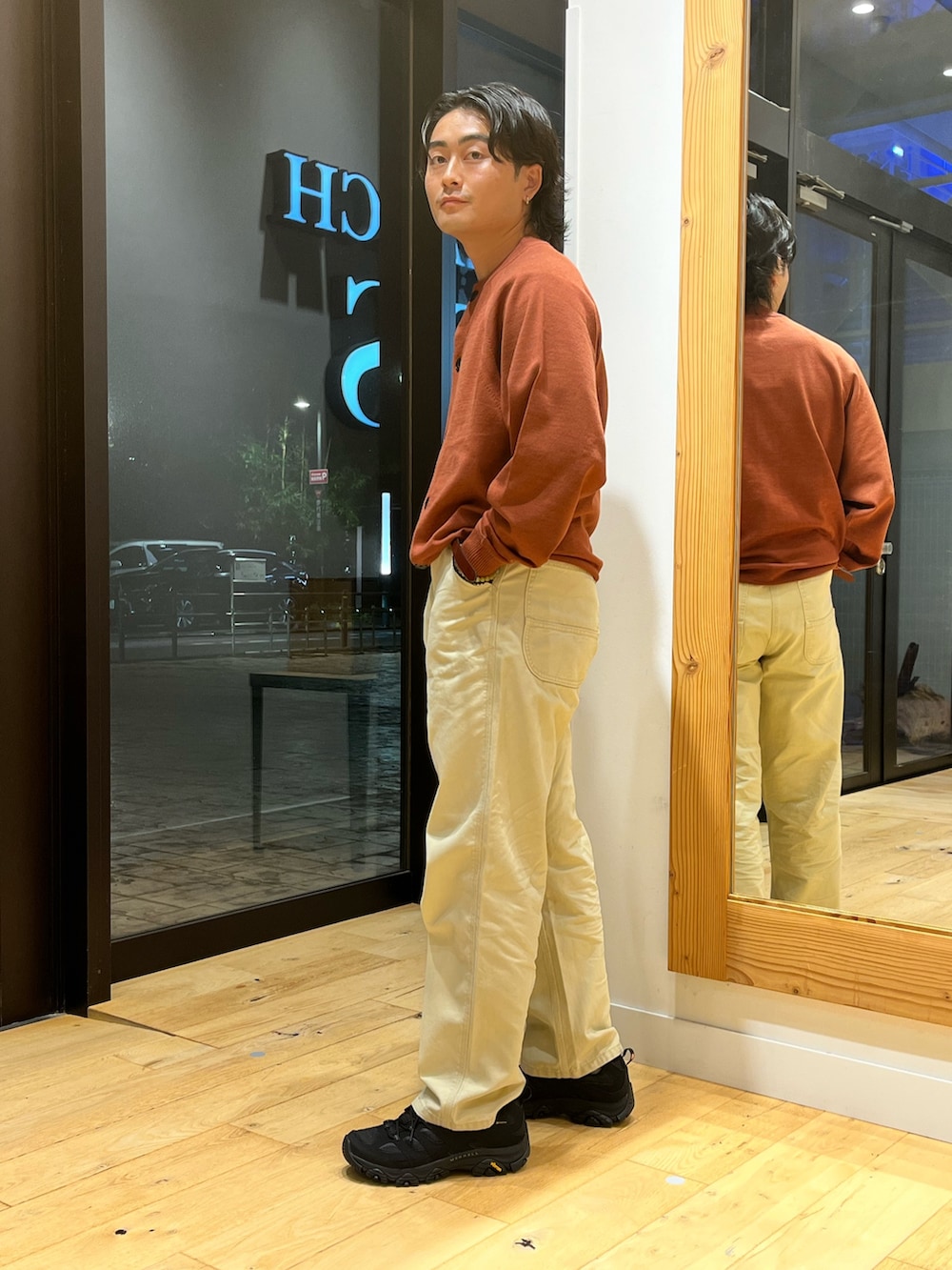 ブラック系のスニーカーを着用したメンズの秋コーディネートの3枚目の写真