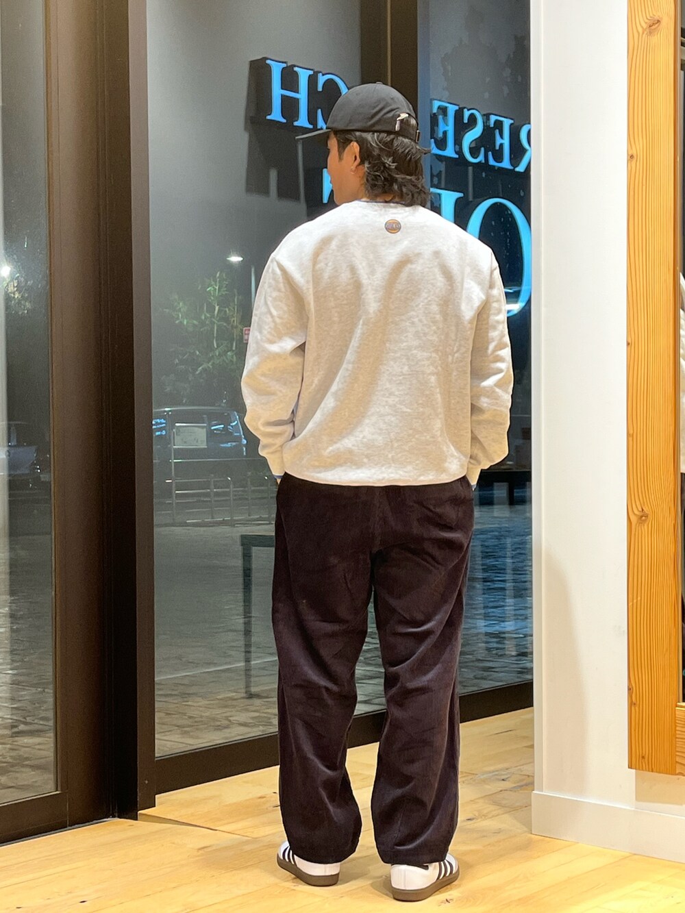 ブルー系のスウェット、グレー系のその他パンツ、ホワイト系のスニーカーを着用したメンズの秋コーディネートの3枚目の写真