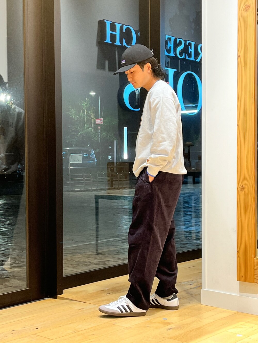 ブルー系のスウェット、グレー系のその他パンツ、ホワイト系のスニーカーを着用したメンズの秋コーディネートの2枚目の写真