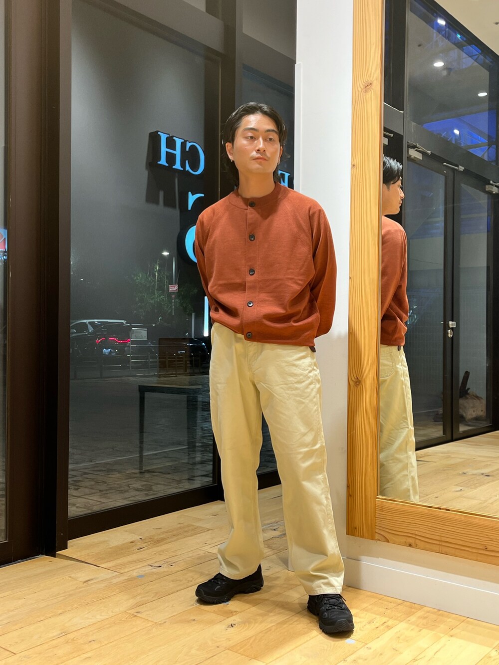 ブラック系のスニーカーを着用したメンズの秋コーディネートの2枚目の写真