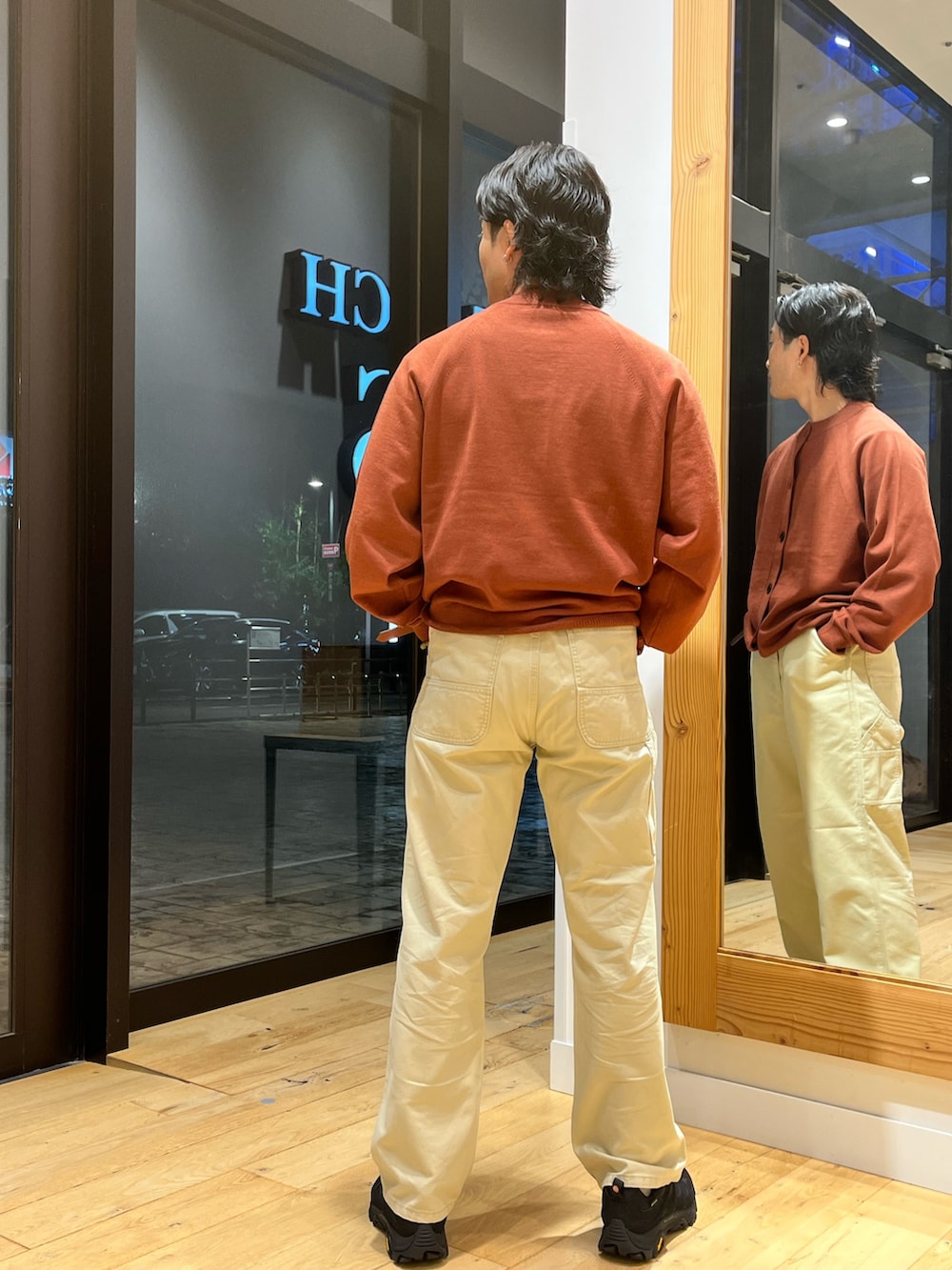 ブラック系のスニーカーを着用したメンズの秋コーディネートの4枚目の写真