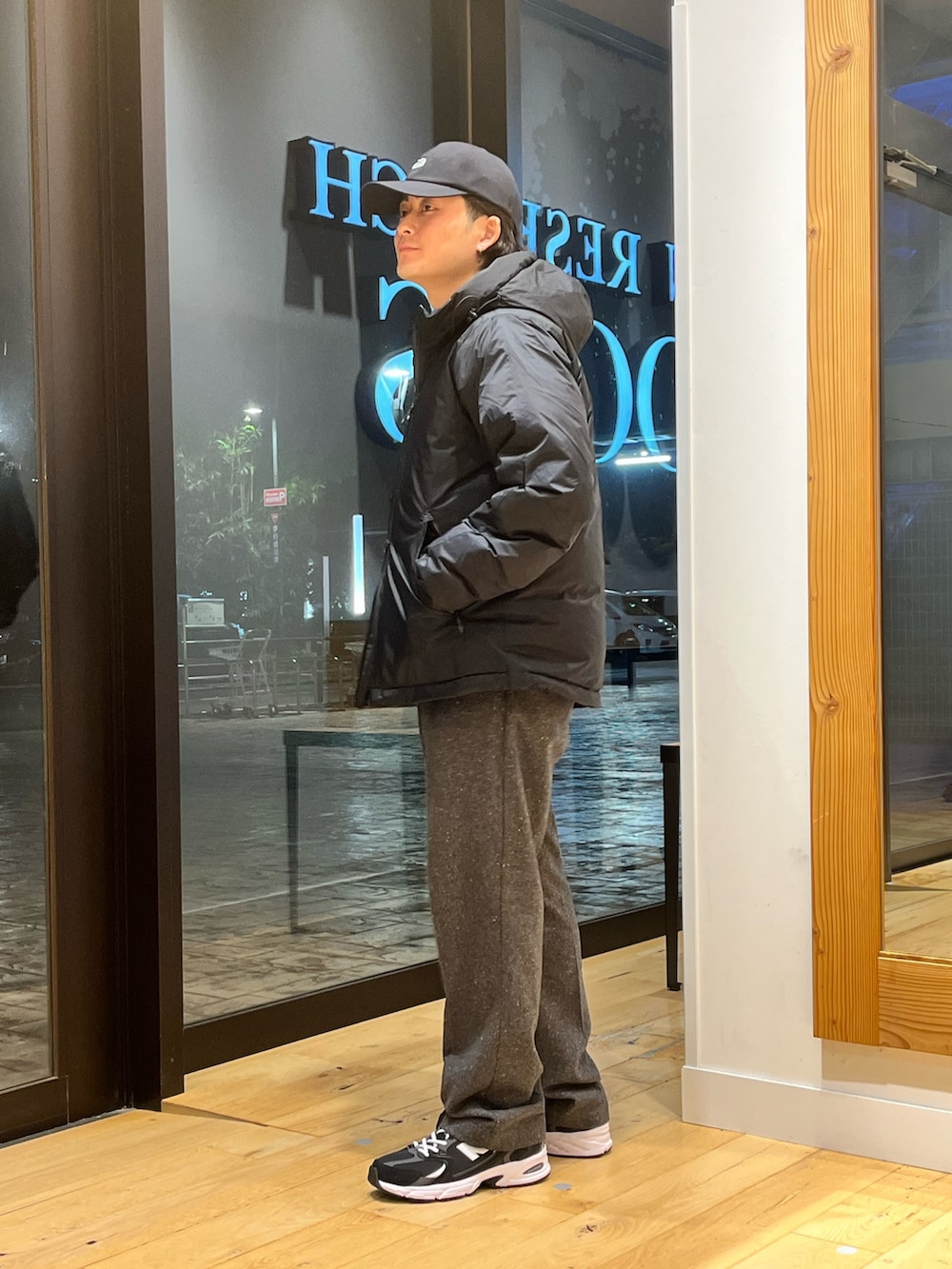 ブルー系のカーディガン/ボレロ、グレー系のその他パンツ、ブラック系のダウンジャケット/コートを着用したメンズの秋コーディネートの2枚目の写真