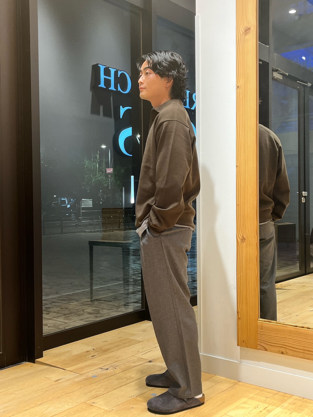 グレー系のその他パンツ、ホワイト系のTシャツ/カットソー、グレー系のサンダルを着用したメンズの秋コーディネートの2枚目の写真