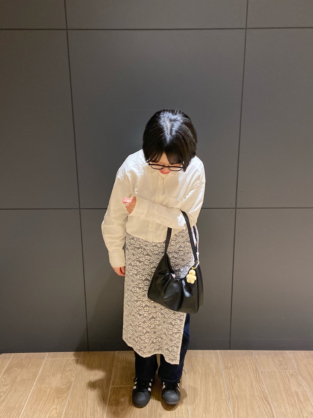 「真冬のあったかスタイル、レディースファッション、ootd、デニム、シンプル、きれいめカジュアル、短丈トップス、レイヤードスタイル、休日スタイル」｜「GUのアイテム（シャツ/ブラウス、ホワイト系）」を使った、suiさん（骨格ウェーブ・レディース・150cm）の冬コーディネートの2枚目の写真