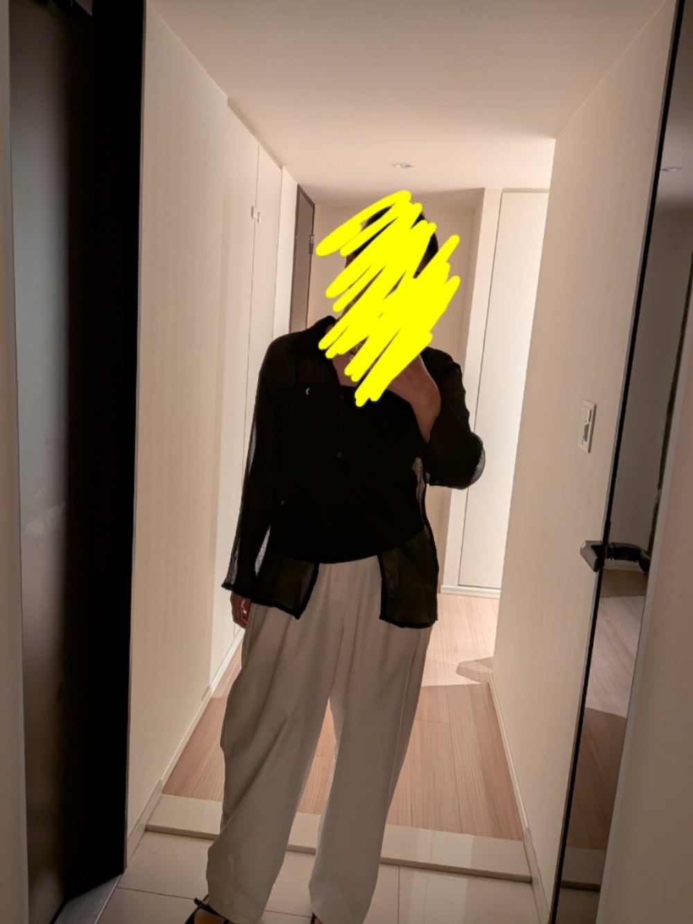 ホワイト系のその他パンツ、ブラック系のシャツ/ブラウス、ブラック系のサンダルを着用したレディースの秋コーディネートの2枚目の写真