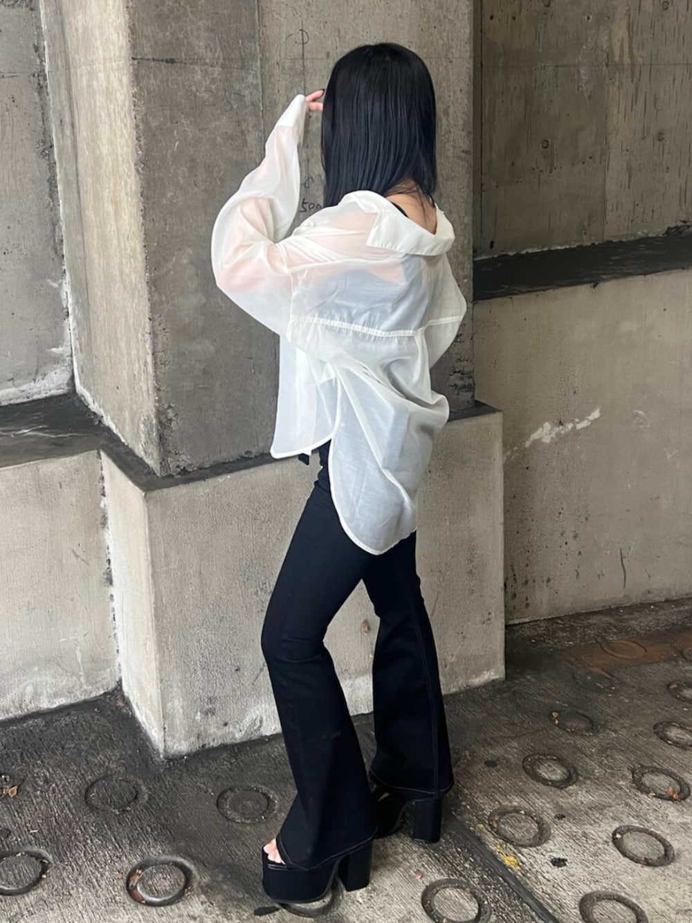 ブラック系のサロペット/オーバーオール、ホワイト系のシャツ/ブラウス、ブラック系のサンダルを着用したレディースの春コーディネートの2枚目の写真