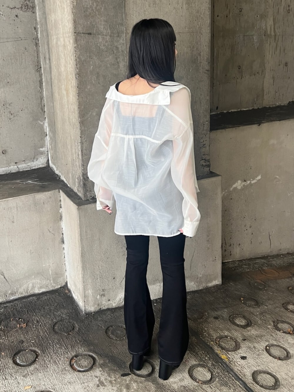 ブラック系のサロペット/オーバーオール、ホワイト系のシャツ/ブラウス、ブラック系のサンダルを着用したレディースの春コーディネートの3枚目の写真