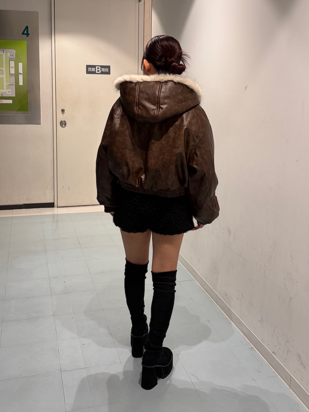 ブラウン系のブルゾン、ブラック系のその他パンツ、ブラック系のブーツを着用したレディースの秋コーディネートの3枚目の写真