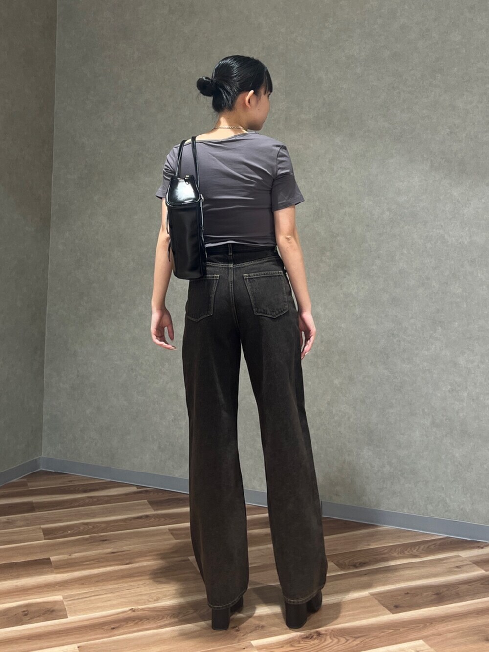 ブラック系のサンダル、ブルー系のデニムパンツ、グレー系のTシャツ/カットソーを着用したレディースの春コーディネートの3枚目の写真
