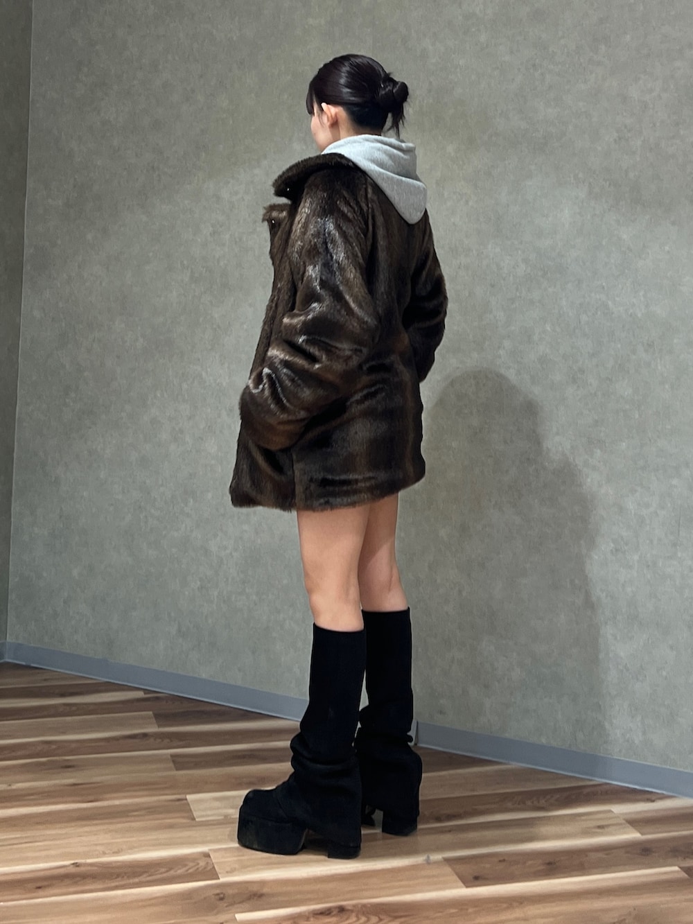 ブラウン系のその他アウター、グレー系のパーカー、グレー系のスカートを着用したレディースの秋コーディネートの2枚目の写真