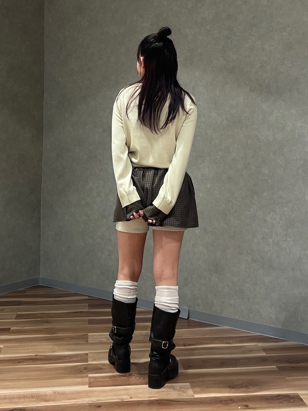 ベージュ系のスカート、ベージュ系のシャツ/ブラウス、ブラック系のブーツを着用したレディースの冬コーディネートの3枚目の写真