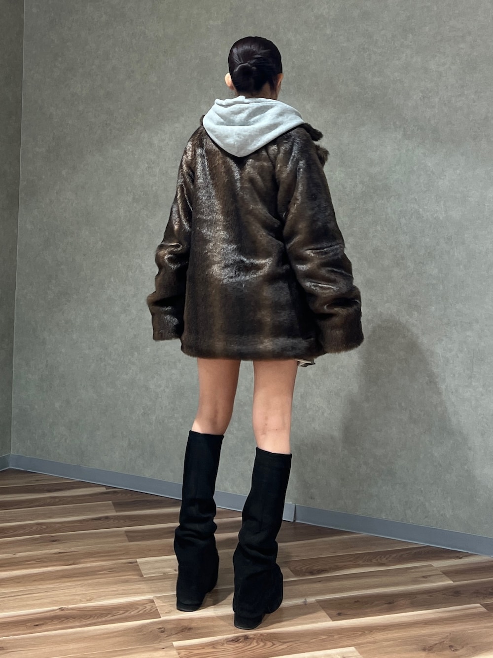 ブラウン系のその他アウター、グレー系のパーカー、グレー系のスカートを着用したレディースの秋コーディネートの3枚目の写真