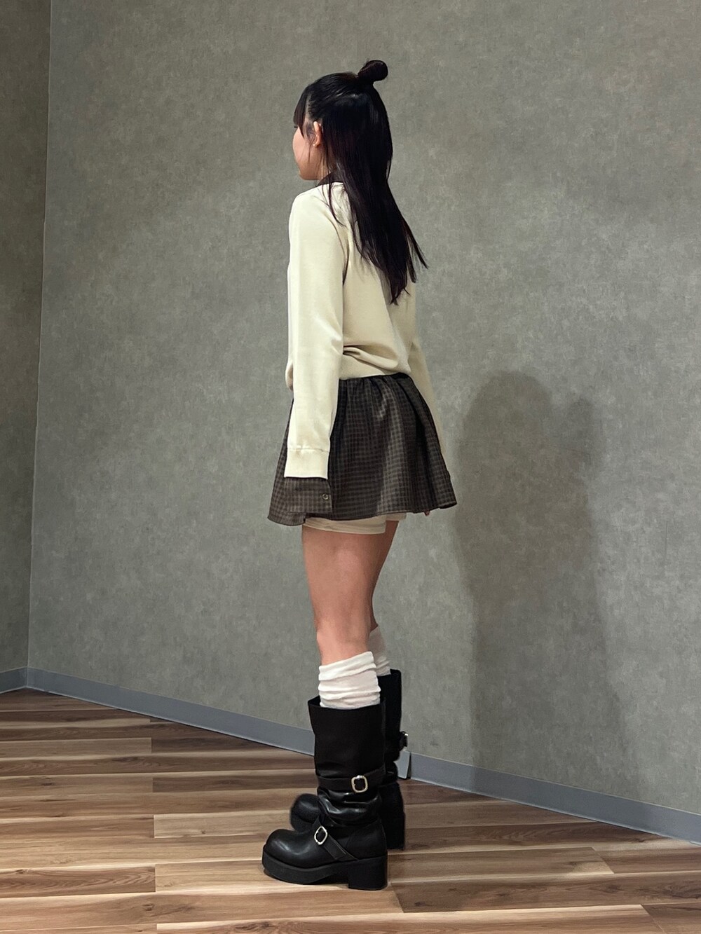 ベージュ系のスカート、ベージュ系のシャツ/ブラウス、ブラック系のブーツを着用したレディースの冬コーディネートの2枚目の写真