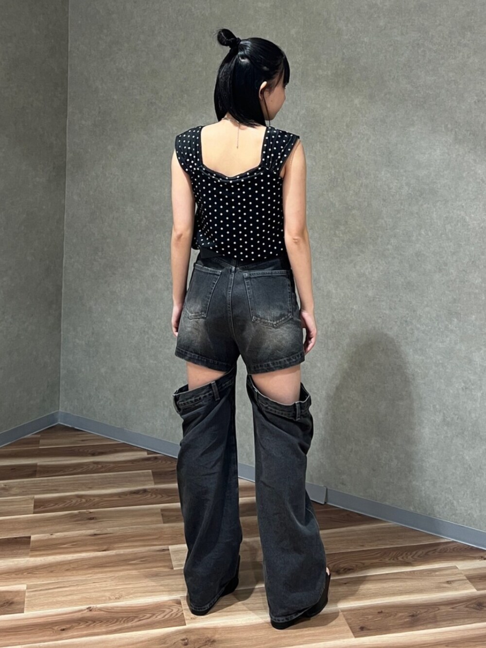 ブラック系のサンダル、ブラック系のタンクトップ、ブラック系のデニムパンツを着用したレディースの夏コーディネートの3枚目の写真