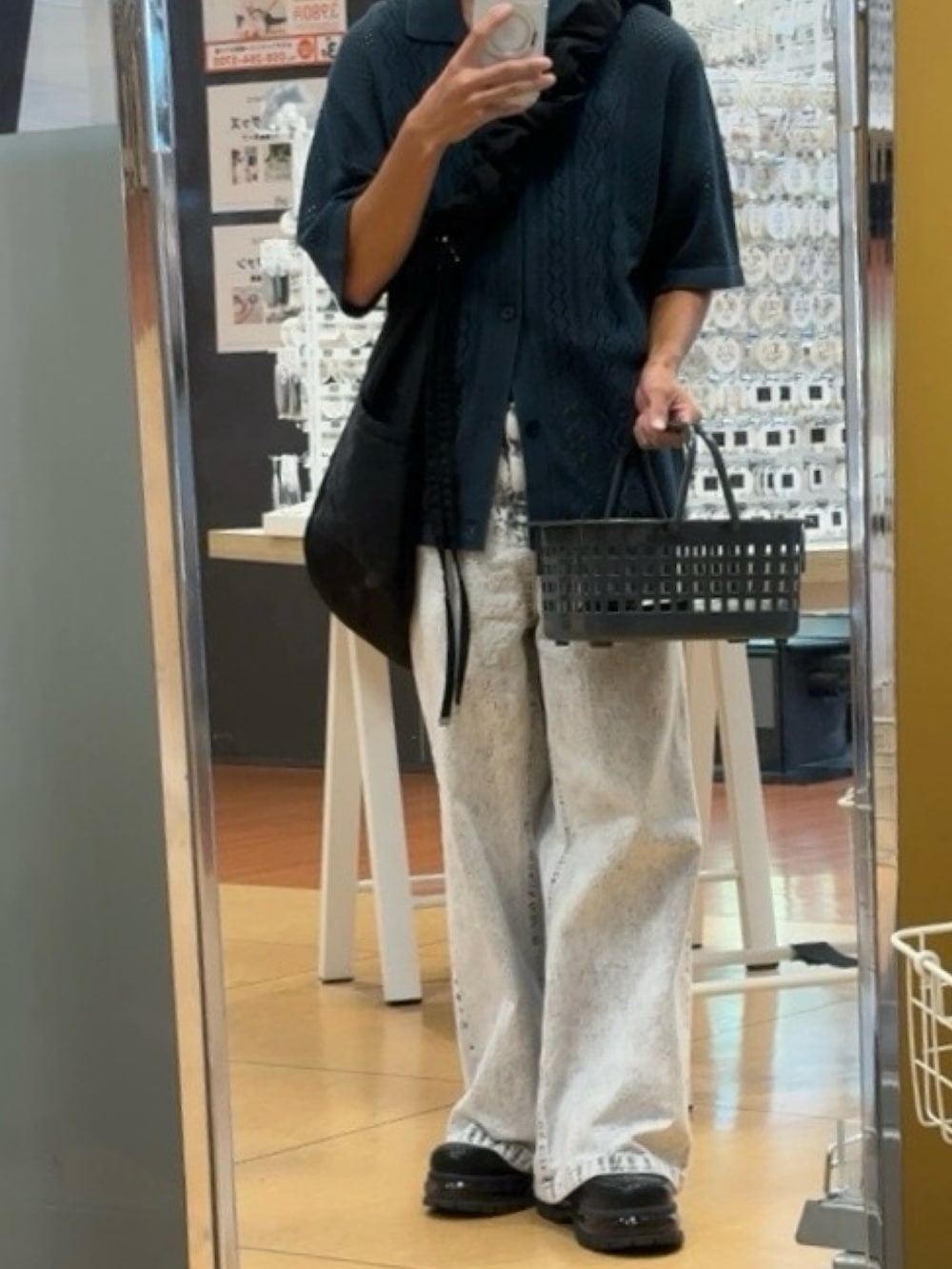 ブラック系のローファー、ホワイト系のデニムパンツ、グリーン系のシャツ/ブラウスを着用したメンズの夏コーディネートの2枚目の写真