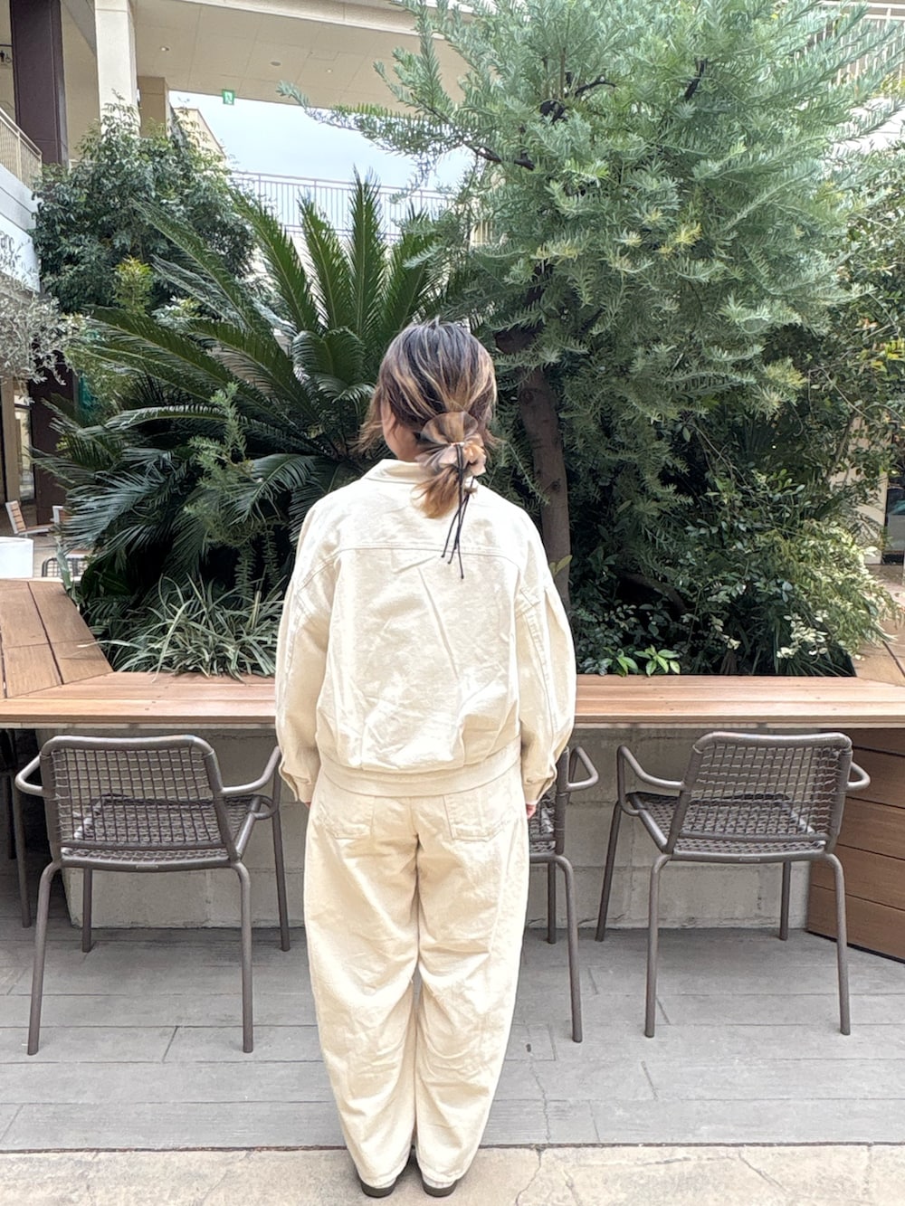 ホワイト系のTシャツ/カットソー、ホワイト系のブルゾン、ホワイト系のスニーカーを着用したレディースの冬コーディネートの3枚目の写真