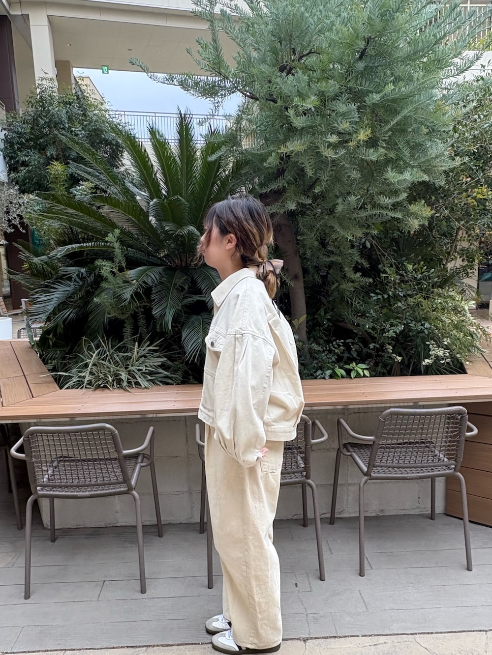 ホワイト系のTシャツ/カットソー、ホワイト系のブルゾン、ホワイト系のスニーカーを着用したレディースの冬コーディネートの2枚目の写真