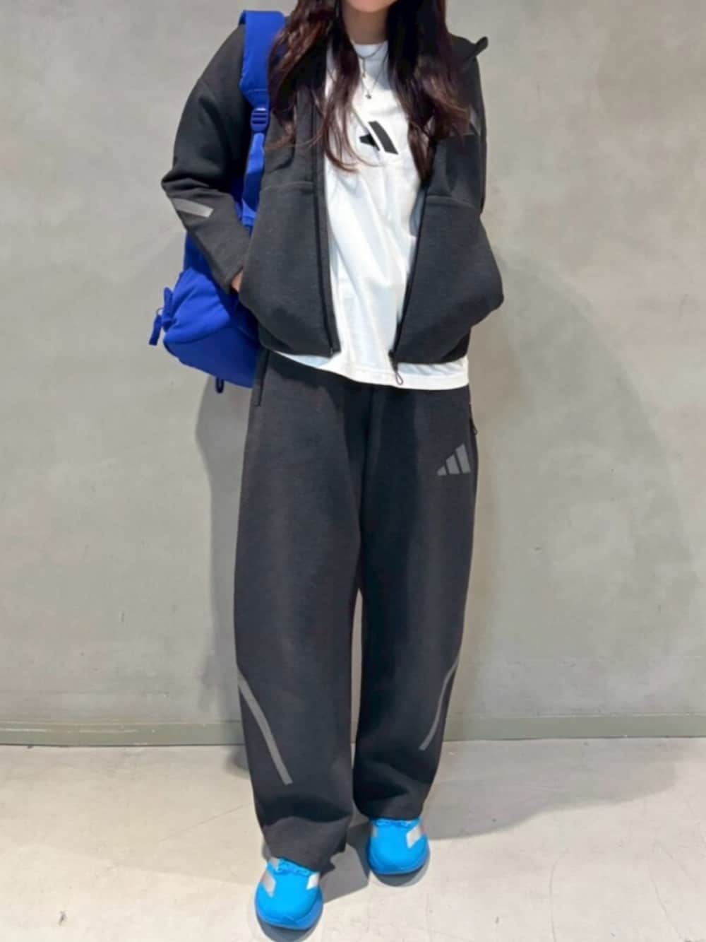 ブラック系のパーカー、ブラック系のパンツ、ブルー系のバックパック/リュックを着用したレディースの冬コーディネートの3枚目の写真