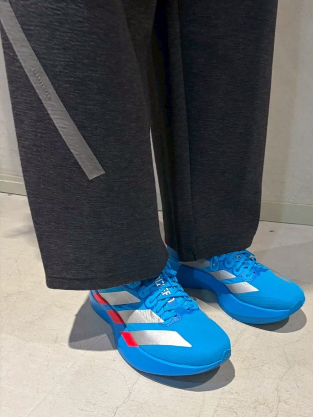 ブラック系のパーカー、ブラック系のパンツ、ブルー系のバックパック/リュックを着用したレディースの冬コーディネートの4枚目の写真