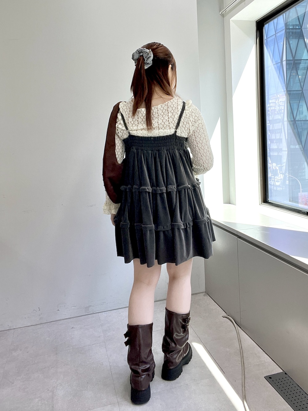 グレー系のワンピース、ホワイト系のTシャツ/カットソー、ブラウン系のブーツを着用したレディースの秋コーディネートの3枚目の写真