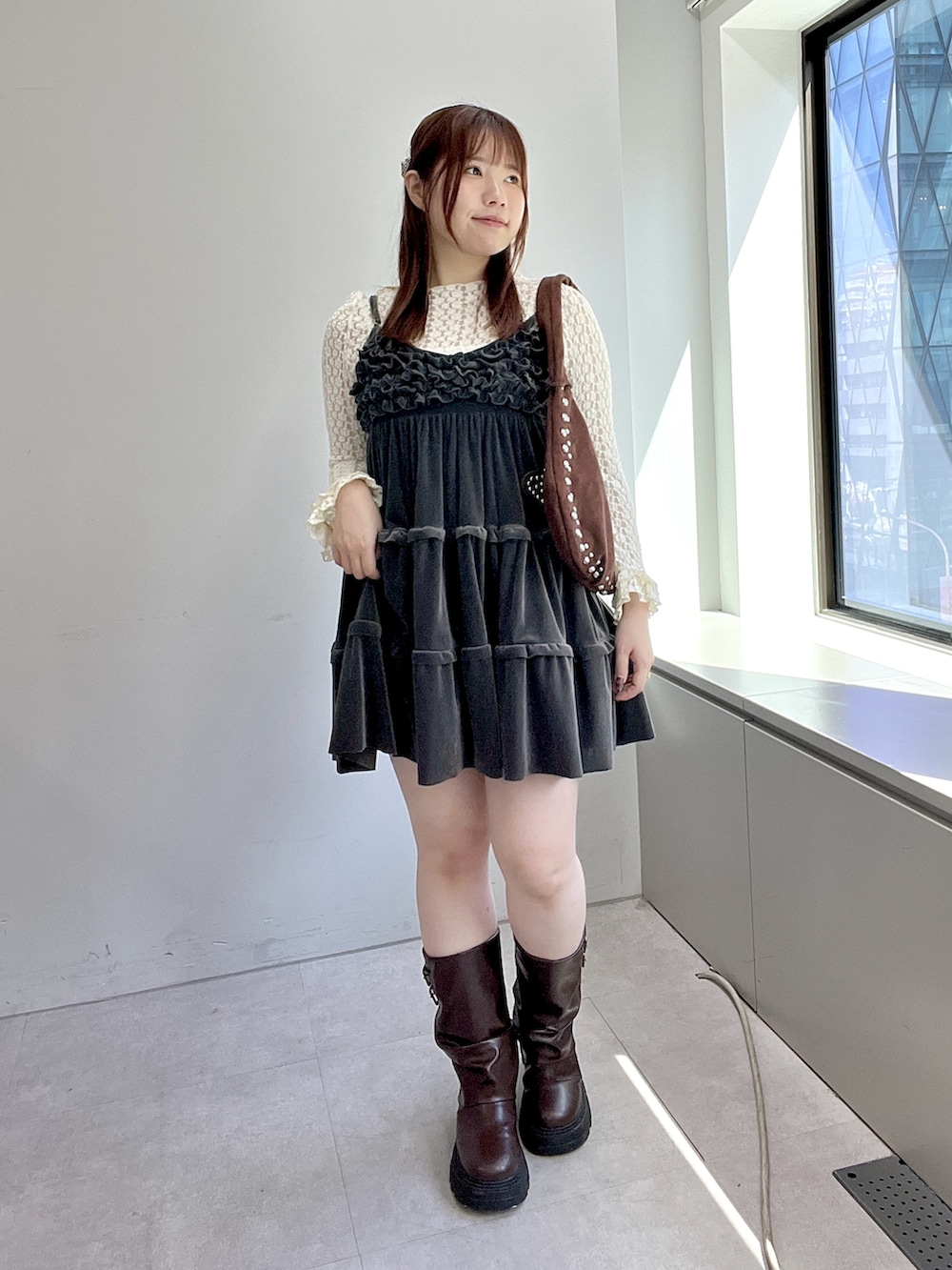 グレー系のワンピース、ホワイト系のTシャツ/カットソー、ブラウン系のブーツを着用したレディースの秋コーディネートの2枚目の写真