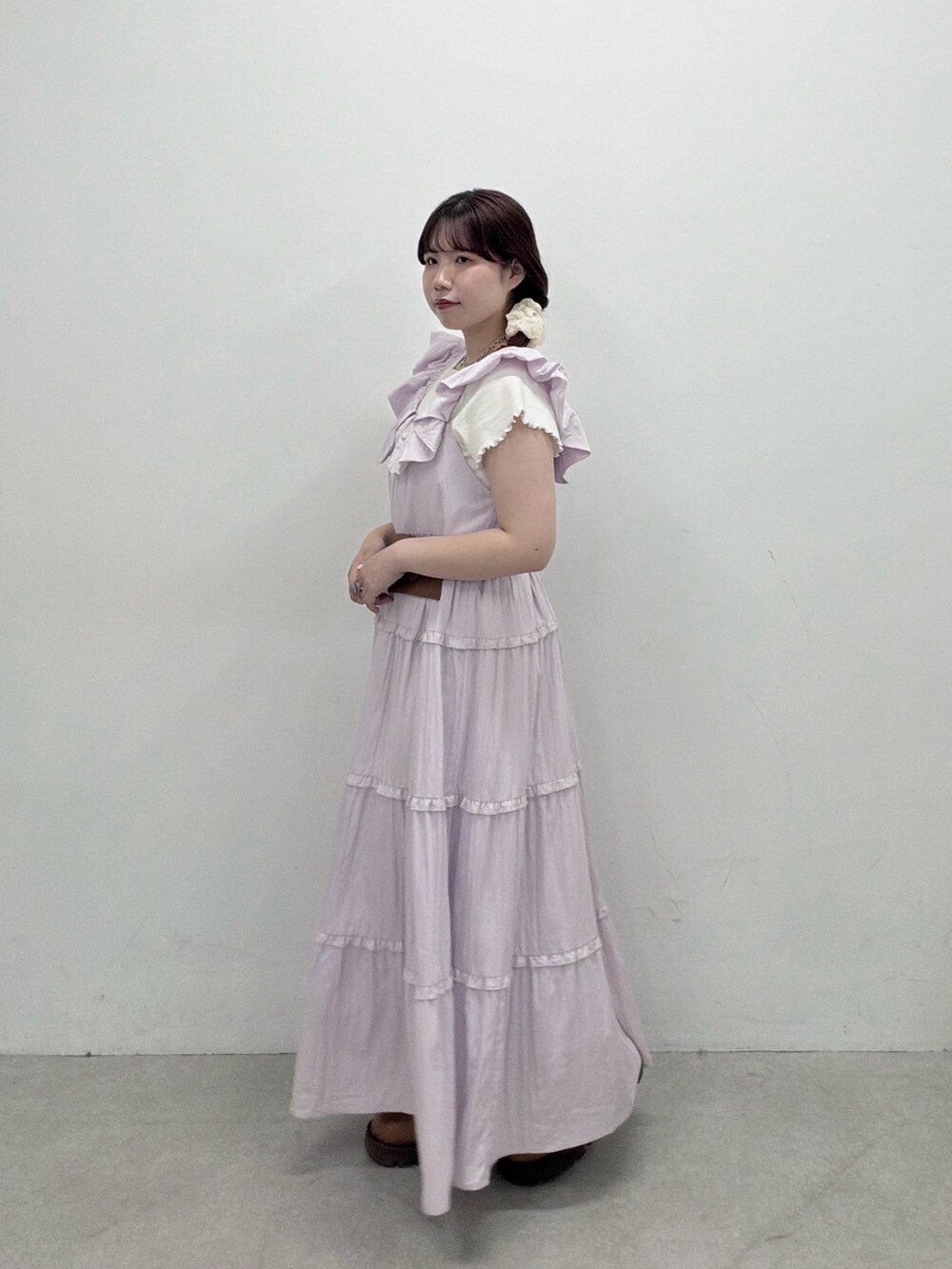 ホワイト系のTシャツ/カットソー、パープル系のワンピース、イエロー系のブーツを着用したレディースの春コーディネートの2枚目の写真