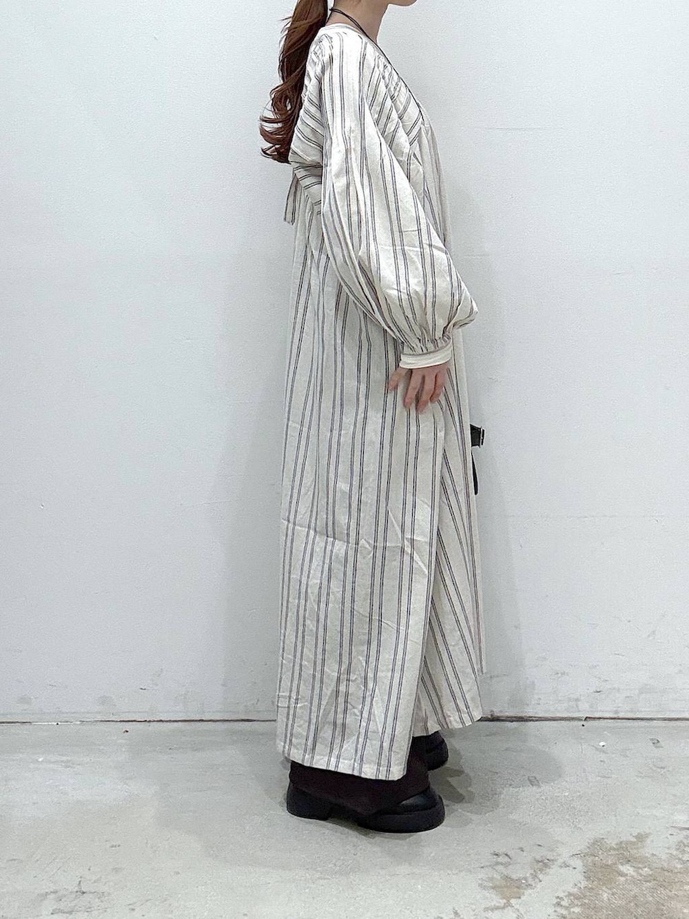 ブラック系のサンダル、ホワイト系のTシャツ/カットソー、ブラック系のショルダーバッグを着用したレディースの春コーディネートの2枚目の写真