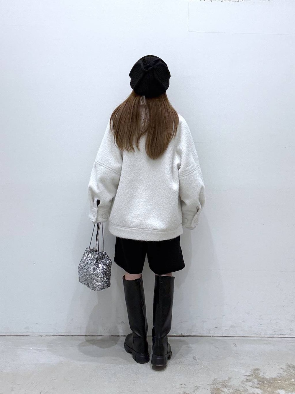 ブラック系のその他パンツ、ブラック系のブーツ、シルバー系のショルダーバッグを着用したレディースの秋コーディネートの2枚目の写真