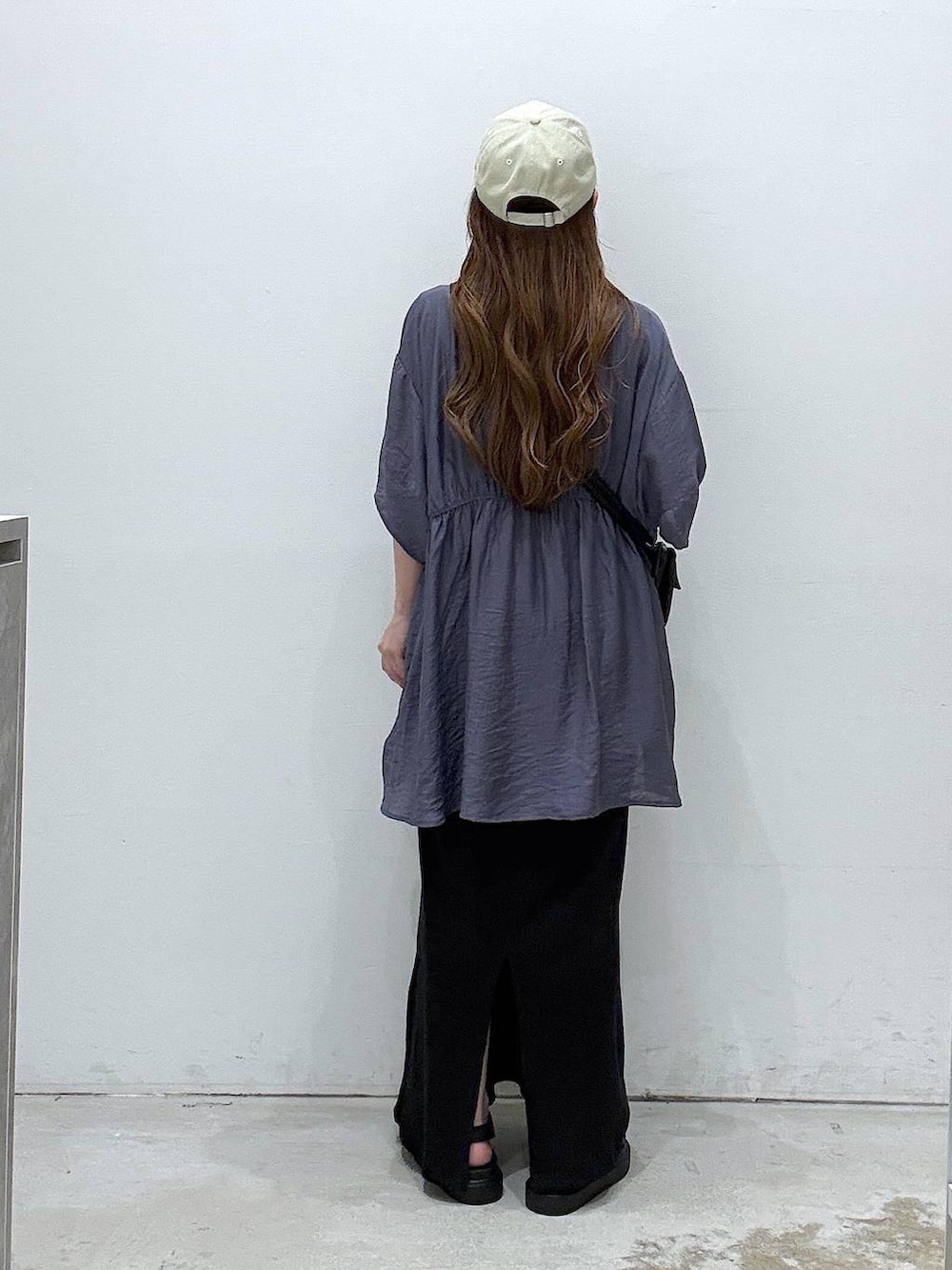 グレー系のカーディガン/ボレロ、ブラック系のサンダル、ブラック系のワンピースを着用したレディースの夏コーディネートの3枚目の写真