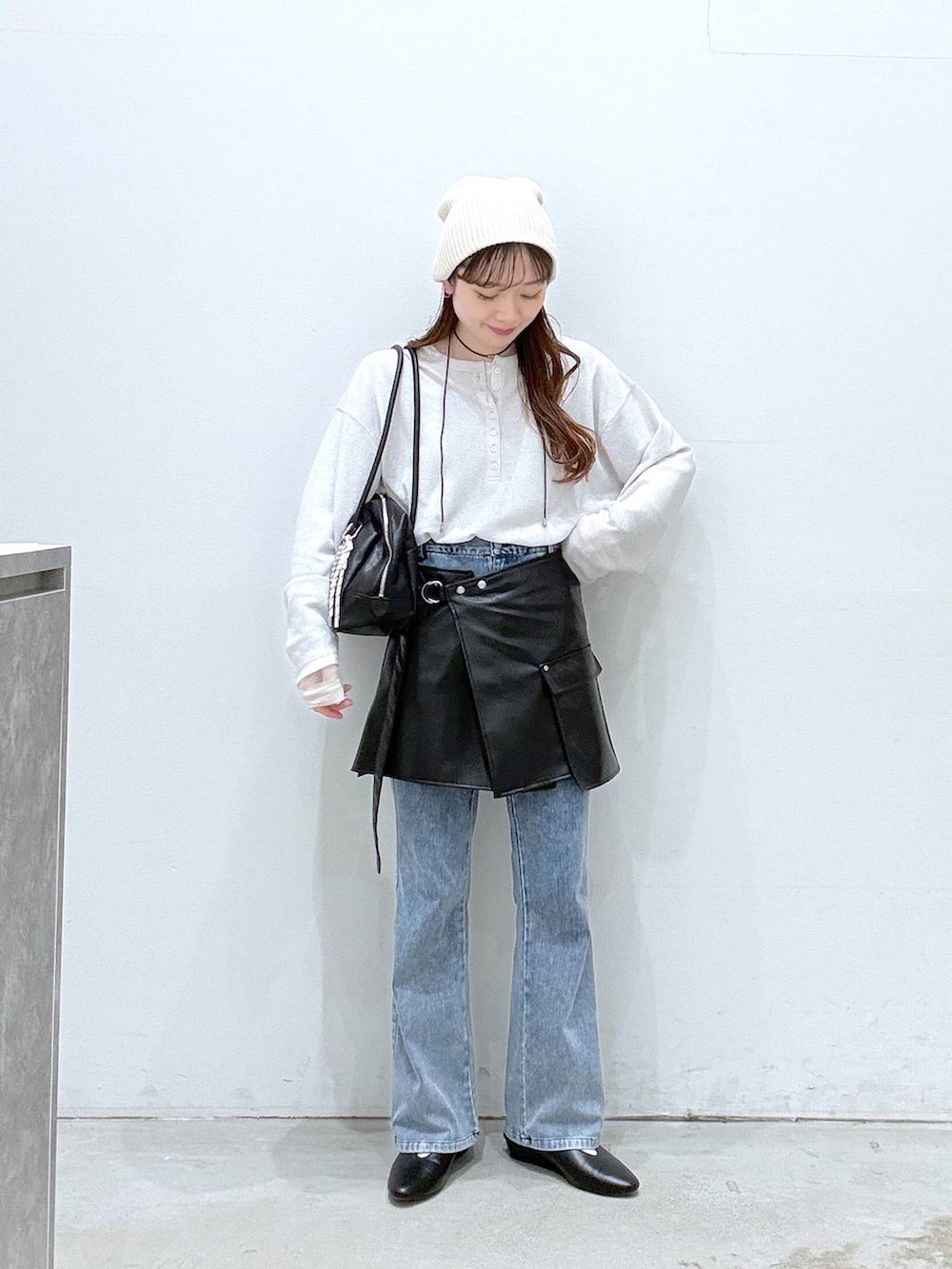 ホワイト系のTシャツ/カットソー、ブラック系のボストンバッグ、ブルー系のデニムパンツを着用したレディースの春コーディネートの4枚目の写真