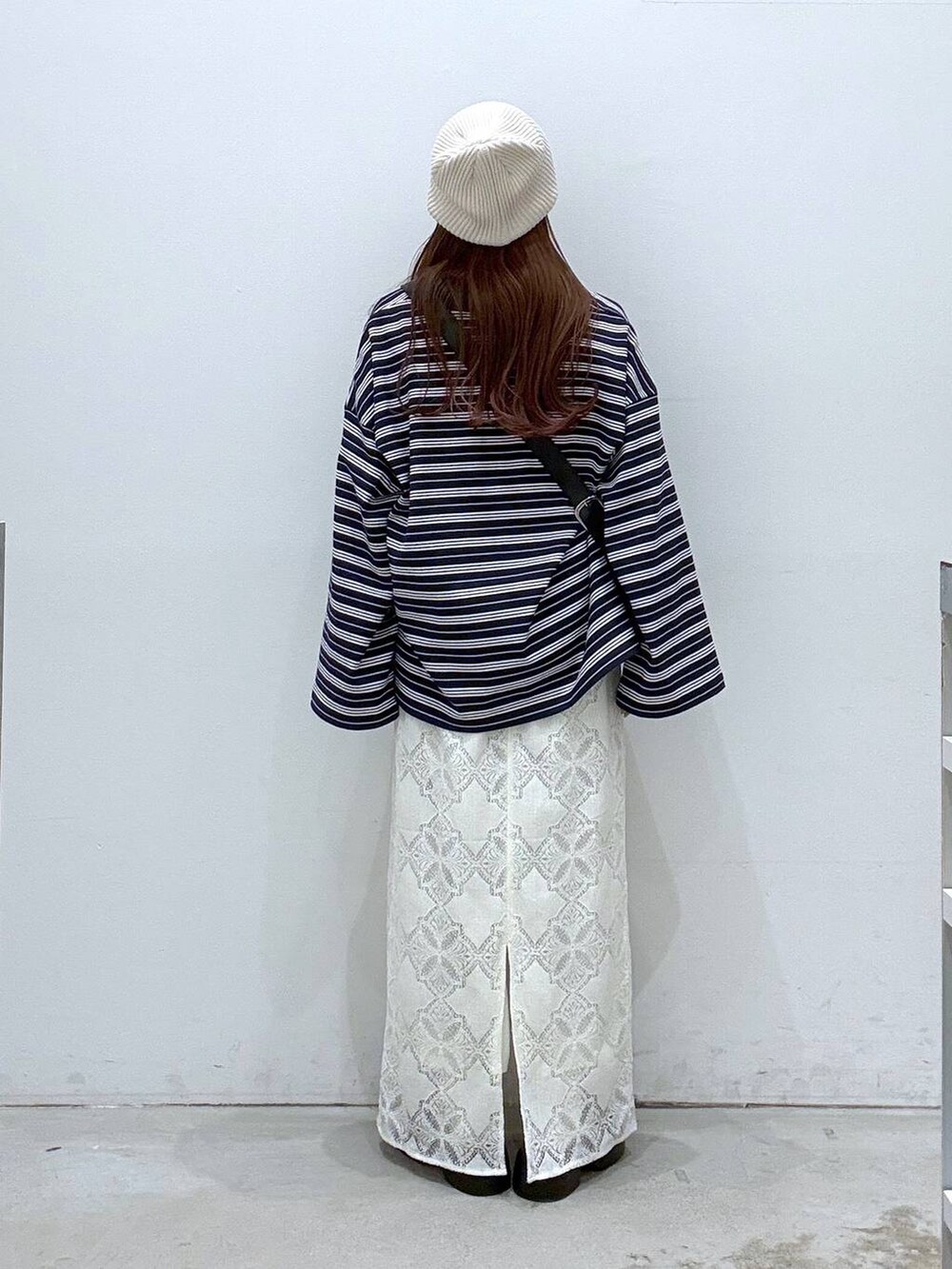 ホワイト系のTシャツ/カットソー、ブラック系のショルダーバッグ、ブラウン系のサンダルを着用したレディースの冬コーディネートの3枚目の写真