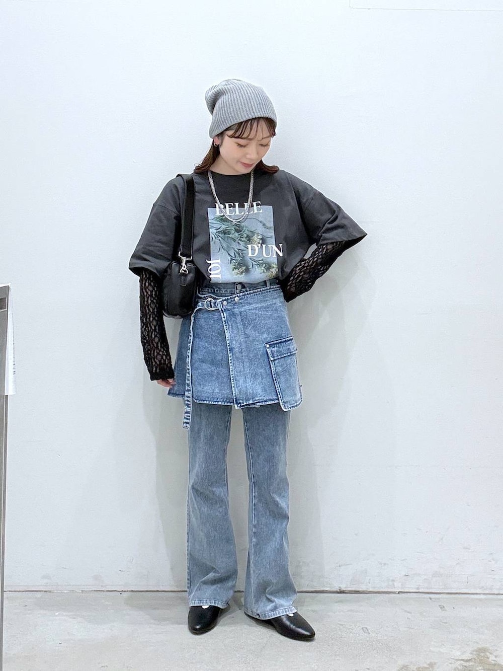 ブルー系のデニムパンツ、グレー系のTシャツ/カットソー、ブラック系のショルダーバッグを着用したレディースの春コーディネートの4枚目の写真