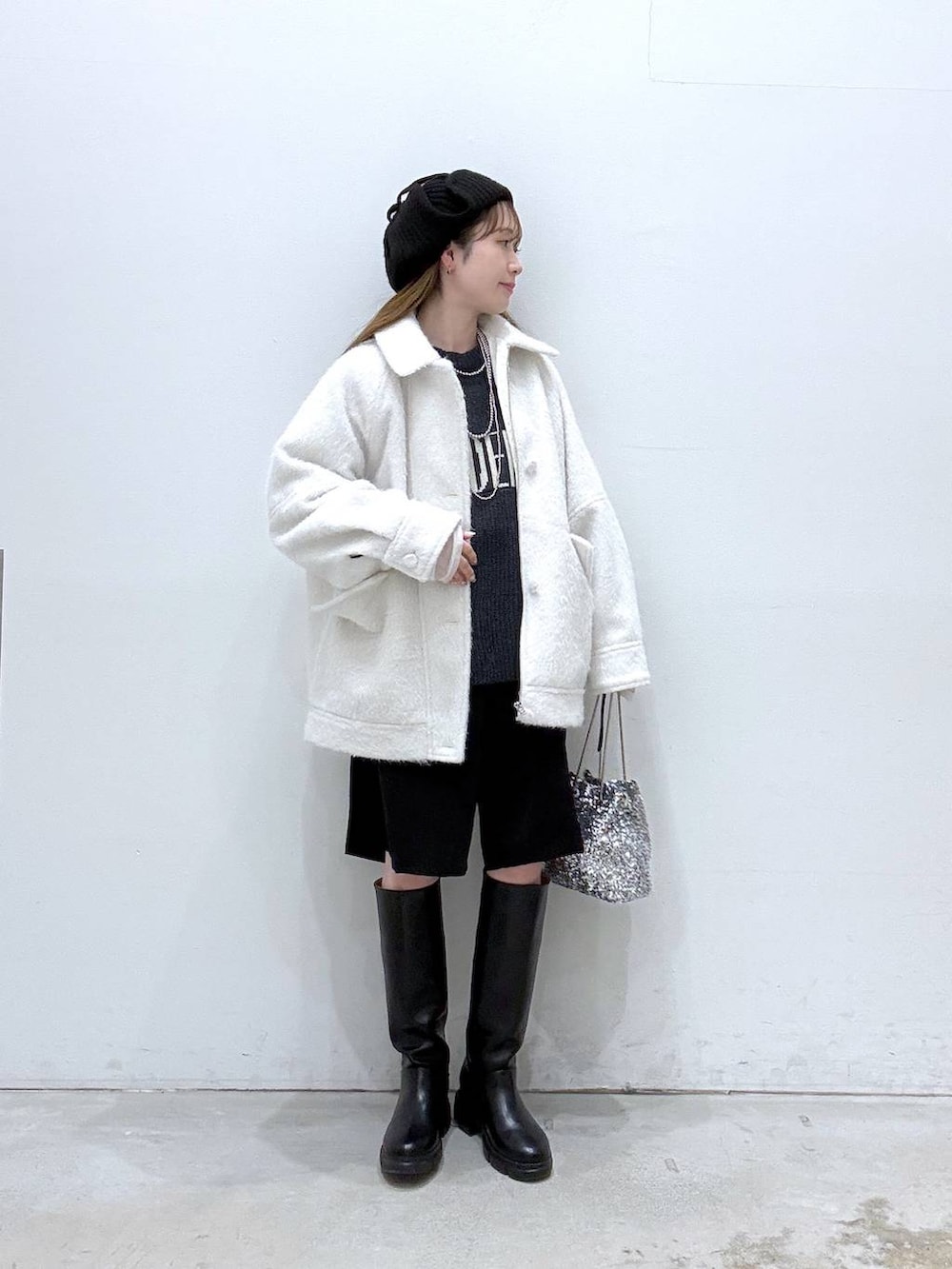 ブラック系のその他パンツ、ブラック系のブーツ、シルバー系のショルダーバッグを着用したレディースの秋コーディネートの3枚目の写真