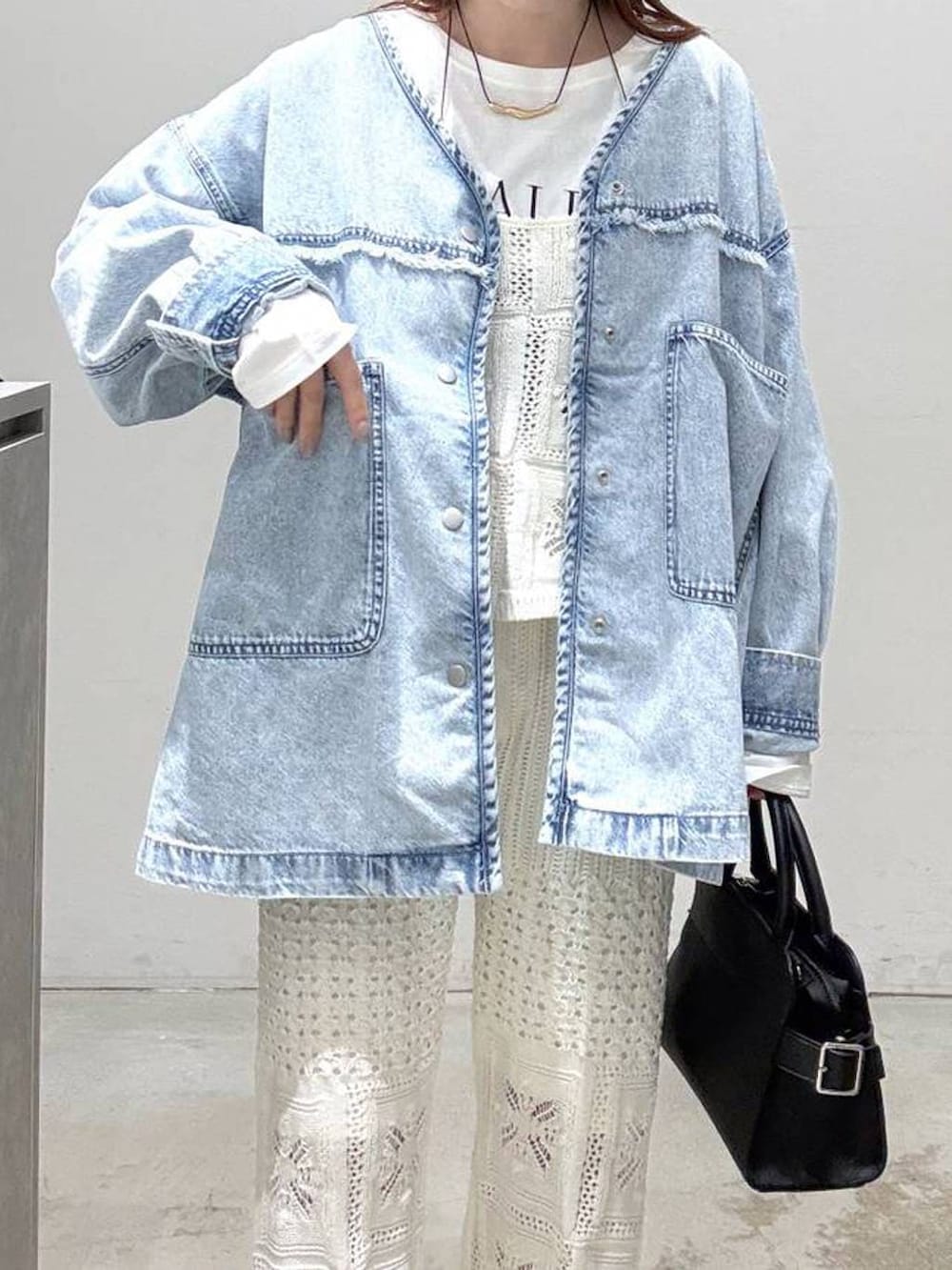 ブラウン系のサンダル、ブラック系のショルダーバッグ、ブルー系のシャツ/ブラウスを着用したレディースの冬コーディネートの4枚目の写真