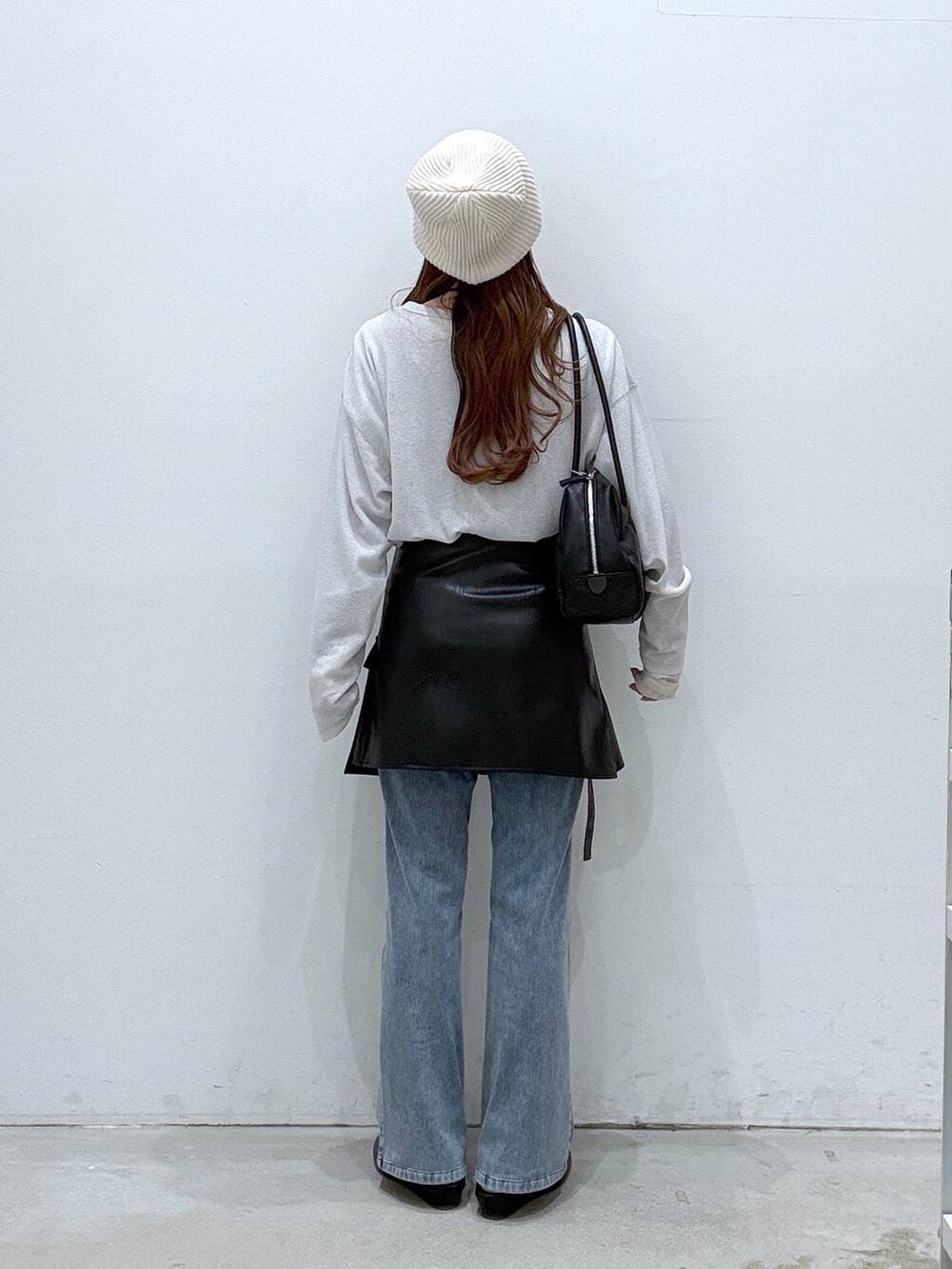 ホワイト系のTシャツ/カットソー、ブラック系のボストンバッグ、ブルー系のデニムパンツを着用したレディースの春コーディネートの3枚目の写真