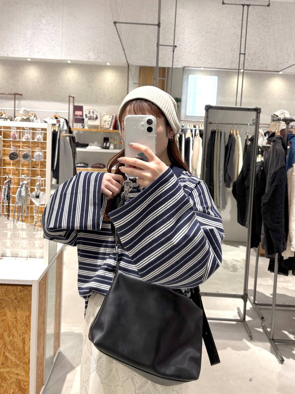 ホワイト系のTシャツ/カットソー、ブラック系のショルダーバッグ、ブラウン系のサンダルを着用したレディースの冬コーディネートの4枚目の写真